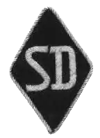Photographie en noir et blanc du symbole du SD cousu sur la partie inférieure de la manche gauche de l'uniforme. Les lettres SD, en blanc, sont apposée sur un losange noir