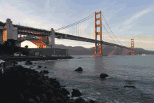 Une photographie numérique du Golden Gate Bridge retouché avec des effets de lumière.