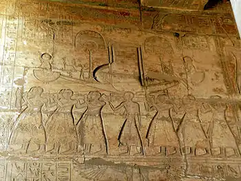Bas relief représentant la procession d'une barque sacrée.