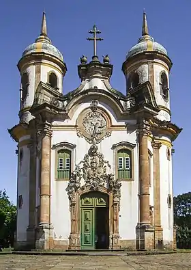 Vue d'une façade d'église, entourée de deux tours