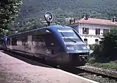 Un autorail X 73500 Grenoble - Gap à l'arrêt en gare de Saint-Georges-de-Commiers