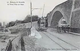Tramway de la SGTE traversant le Drac à côté du pont Lesdiguières.