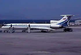 RA-85693, l'appareil impliqué dans l'accident, ici à l'Aéroport international d'Hellinikon en 1997.