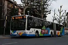 Photographie en couleurs d’un autobus articulé avec la livrée de 2009