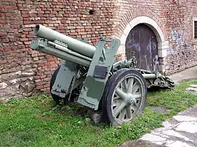 Le canon : Obusier lourd 15-cm sIG 33 exposé au Musée militaire de Belgrade.