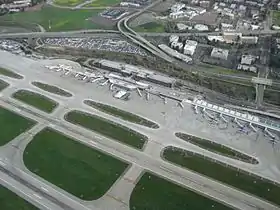 Les deux terminaux de l'aéroport vus du ciel.