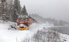 Un train de la compagnie SJ Norge (no) tracté par une locomotive Di 4 entre Finneidfjord et Mo i Rana pendant une tempete de neige. Mars 2022.
