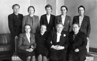Les membres féminins de la Ligue démocratique du peuple finlandais en 1947. Au premier rang : Olga Terho, Elsa Karppinen, Hella Wuolijoki, Anna Nevalainen. Au second rang : Tyyne Tuominen, Kaisu-Mirjami Rydberg, Elli Stenberg, Hertta Kuusinen, Sylvi-Kyllikki Kilpi.