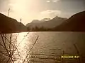 Le lac de la base de loisirs d'Orcières-Merlette au coucher de soleil en mars.