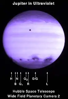 Série de taches sombres dans l'atmosphère de Jupiter.