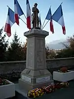 Poilu au repos (monument aux morts)