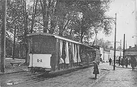 Le tram passant devant l'église.