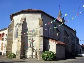 Chevet de l'église, monument aux morts et à gauche, la mairie dans l'ancien presbytère.