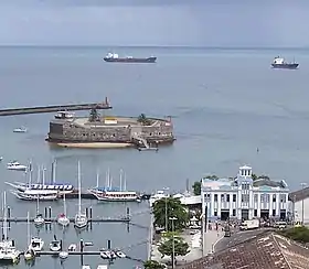 Vue du fort de São Marcelo depuis la ville de Salvador de Bahia.