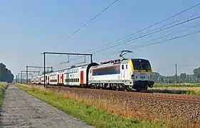 Locomotive 1831 remorquant une rame de voitures M6 entre Bruges et Knokke.