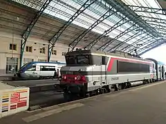Livrée "Corail +" deuxième version (bandes rouges vers l'extérieur) en Gare du Havre.