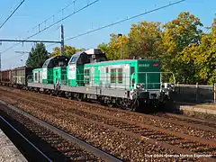 Couplage de BB 69400 tractant un train de fret.