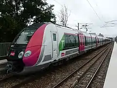 Une rame Z 50000 (Francilien) marquant l'arrêt en gare, en septembre 2010.