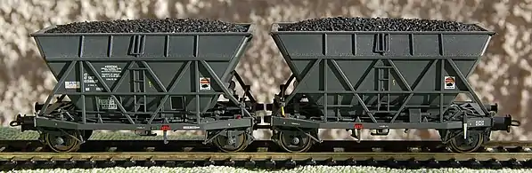 Modèle réduit de wagons-trémie doubles de la SNCF.