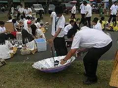 cuiseur solaire improvisé dans un parapluie.