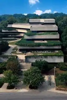 Bâtiment universitaire écologique intégré au flanc d'une colline