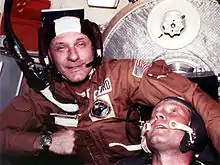 Casque Plantronics (SPENCOM) porté par l'américain Thomas Stafford (NASA) et casque Russian Socol porté par le russe Alekseï Leonov le 17 juillet 1975.