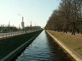 Le Canal des Cygnes à Saint-Pétersbourg. Le jardin d'été sur la rive droite.