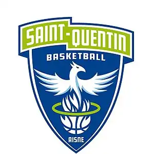 Logo actuel triangulaire s'inspirant de l'héraldique médiévale : bleu, la couleur du club, la mention sur deux lignes Saint-Quentin et Basket-ball. Au centre,  un ballon passant dans l'anneau d'où un aigle surgit des flammes.