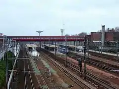 Vue générale de la gare avec sa passerelle.