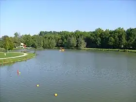 Lac occupant le centre de l'île