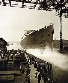 Photographie de l'entrée de la proue du Bismarck dans l'eau.