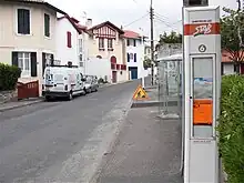 Photographie en couleurs représentant un arrêt de bus.