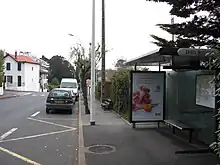 Photographie en couleurs représentant un arrêt de bus.