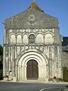 La façade de l'église romane.