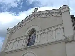 Le haut de la façade de l'église.