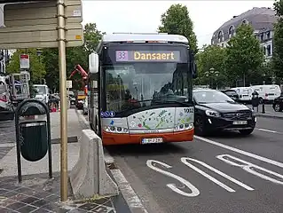 Un Solaris Urbino 8,9 LE electric de la STIB sur la ligne 33 à l'arrêt Louise, Bruxelles.