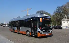 Autobus sur la place des Palais.