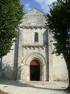 Façade de l'église Sainte-Radegonde.