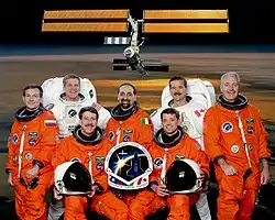 Devant : Kent Rominger et Jeffrey Ashby Derrière : Juri  Lontschakov, Scott Parazynski, Umberto Guidoni, Chris  Hadfield et John Phillips