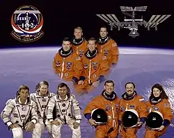 Au centre en haut : équipage de la mission STS-102À gauche: équipage de retour de l'ISSÀ droite: équipage restant dans l'ISS