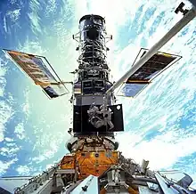 Hubble en réparation (mission STS-103).