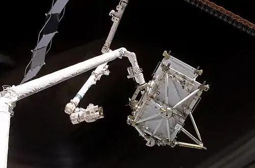 La poutre P3 de la station spatiale est extraite de la soute cargo.