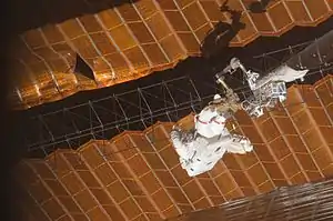 Scott Parazynski de l'équipage de la mission STS-120 effectue une réparation sur le panneau solaire de la Station spatiale internationale.