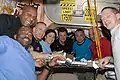 Pose d'une partie de l'équipage permanent et de celui de la mission STS-129 (20 novembre)