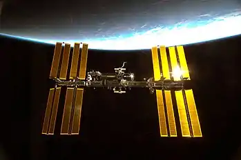 Vue des panneaux solaires de la station spatiale internationale.