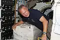 Sur le pont (middeck) de la navette lors de STS-135.