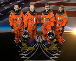 Le commandant Chris Ferguson (centre droite) ; le pilote Doug Hurley (centre gauche) ; Rex Walheim et Sandy Magnus, deux spécialistes.