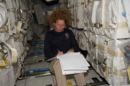 Dans le module MPLM Raffaello amarré à la station spatiale au cours de la mission STS-135.