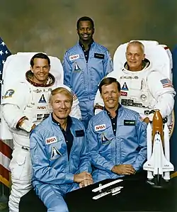 Devant : Vance Brand et Robert Gibson Derrière : Robert Stewart, Ronald McNair et Bruce McCandless