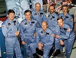 De gauche à droite : Anthony England, Karl Henize, Story Musgrave, Gordon Fullerton, Loren Acton, Roy Bridges et John-David Bartoe